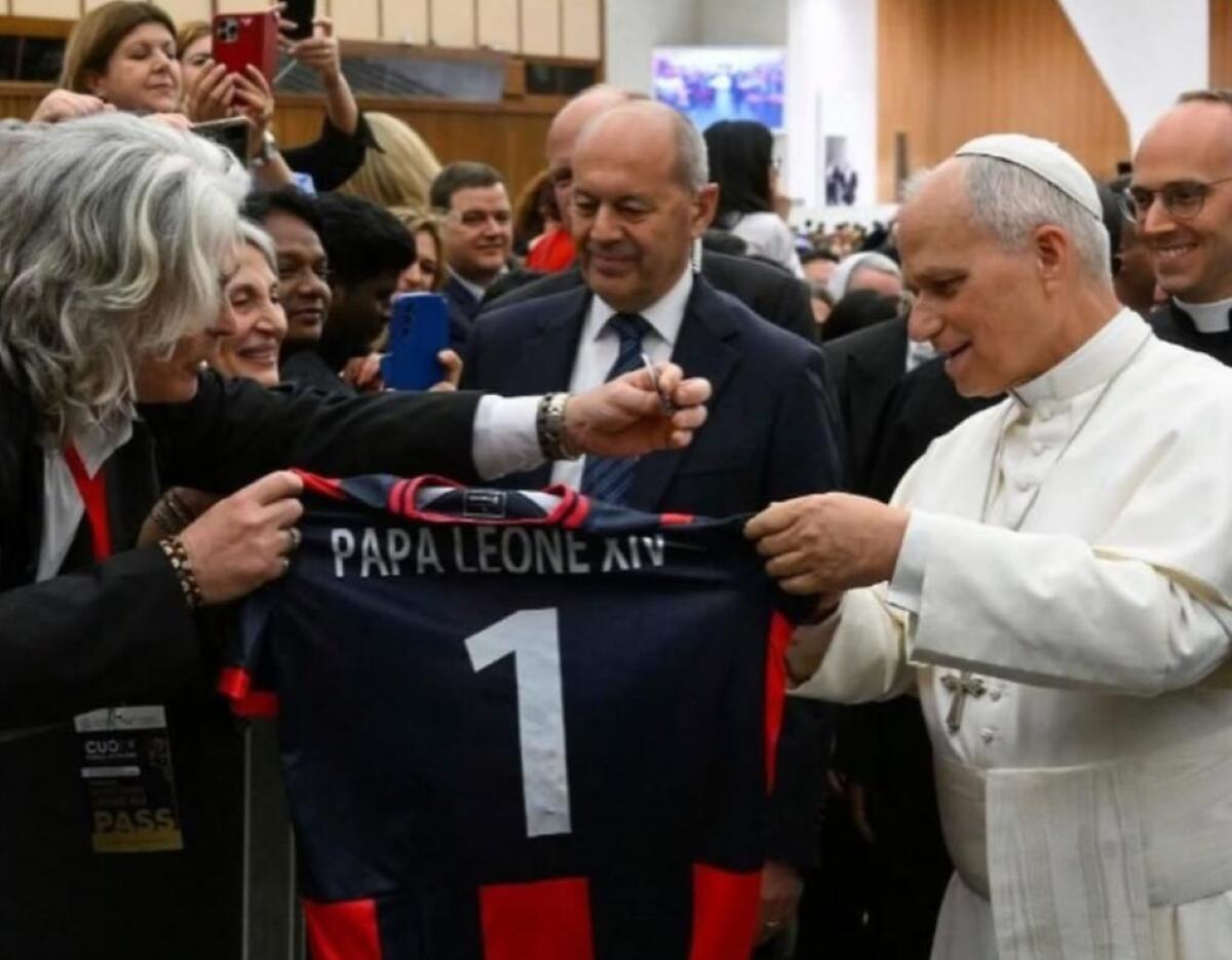 Galleria foto 'Un Papa a tinte rossoblù: a Leone XIV la maglia numero “1” del Taranto Calcio' - foto 1