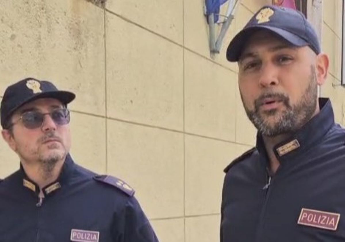 Galleria foto 'Lecce, 60enne tenta il suicidio: poliziotti lo salvano ma restano feriti. Gli agenti: «Paura ma tanta gioia» – VIDEO' - foto 1