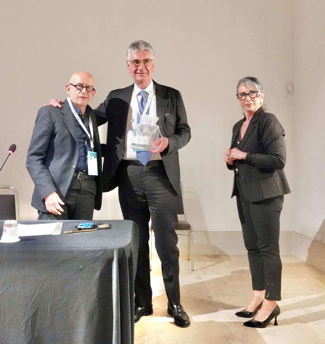 Lotta al cancro, l’oncologo Surico premiato a Bari: «La rete oncologica pugliese è realtà» – FOTO