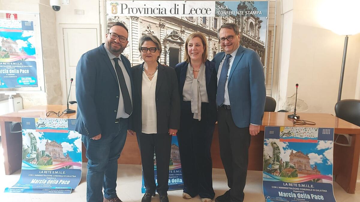 Galleria foto 'Il Salento in marcia per la pace, 23 scuole e numerose associazioni del territorio unite a Galatina il 30 aprile' - foto 1