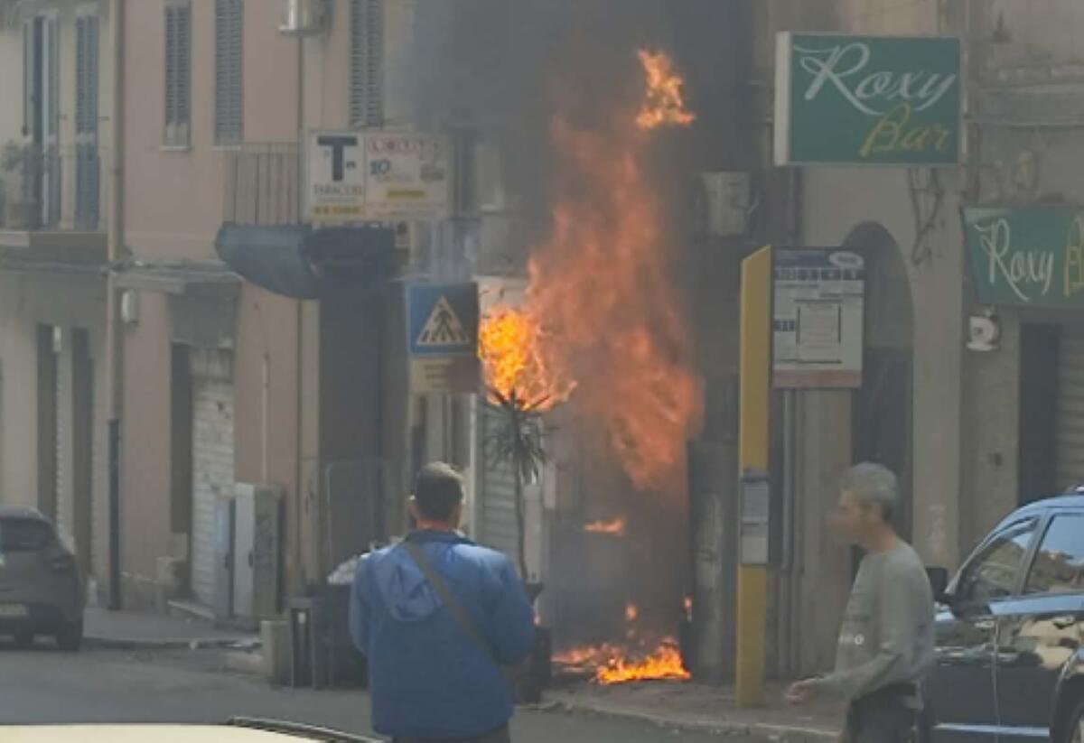 Paura nel Tarantino: incendio divampa in un pub del quartiere Tamburi, fiamme alte fino ai balconi Paura nel Tarantino: incendio divampa in un pub del quartiere Tamburi, fiamme alte fino ai balconi