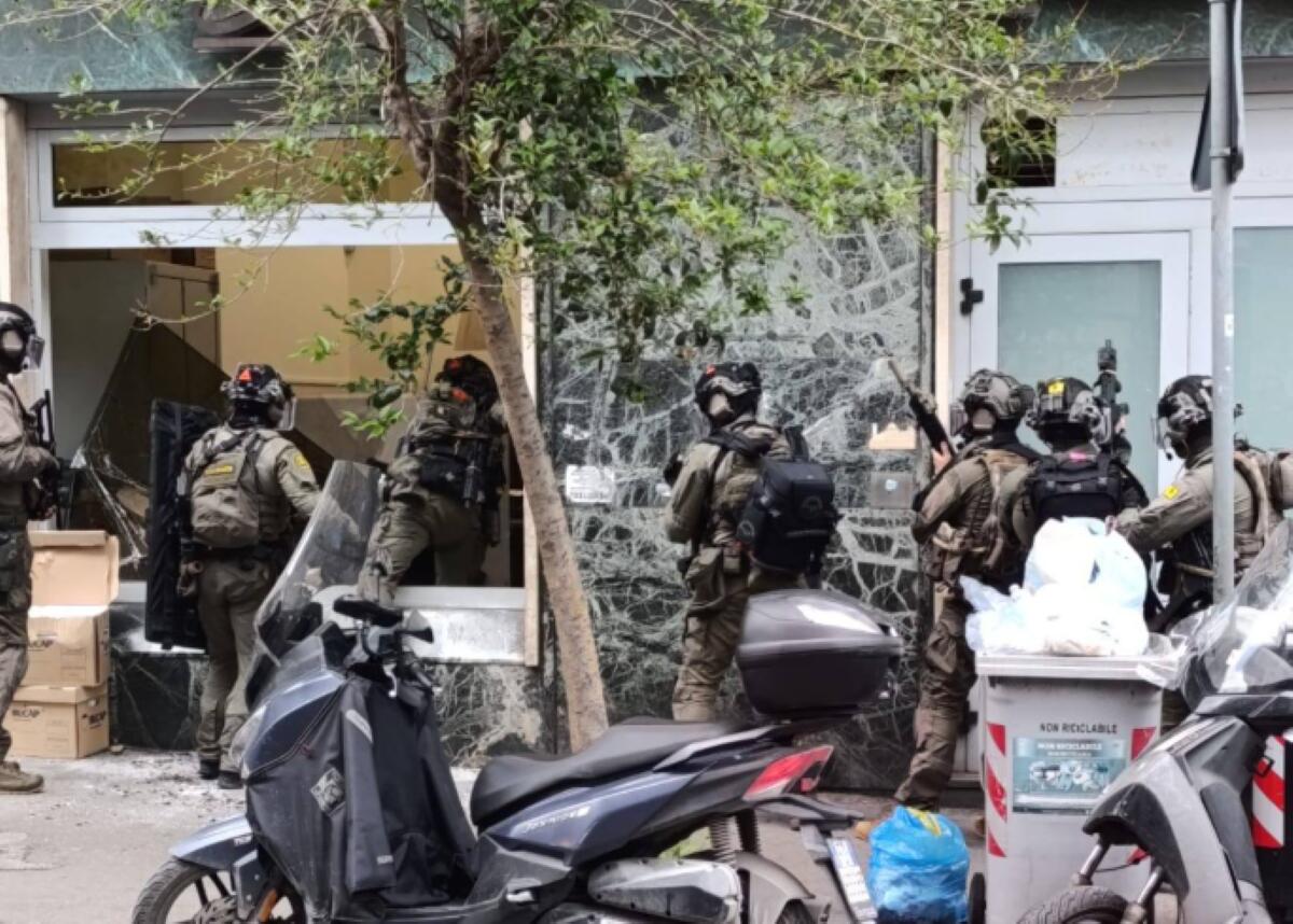 Rapina in banca da film al Vomero: 25 ostaggi liberati dai Gis, ma la banda svanisce nelle fogne Rapina in banca da film al Vomero: 25 ostaggi liberati dai Gis, ma la banda svanisce nelle fogne