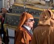 Molfetta, il maestro Riccardo Muti in processione per i Misteri vestito da confratello