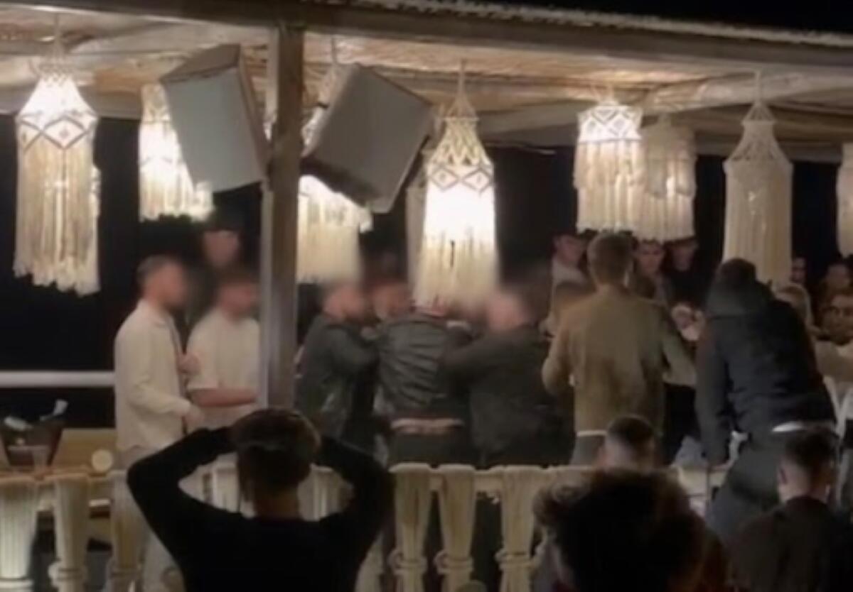 La domenica di Pasqua finisce in rissa a Trani: volano calci e pugni ad una serata sul mare – VIDEO La domenica di Pasqua finisce in rissa a Trani: volano calci e pugni ad una serata sul mare – VIDEO