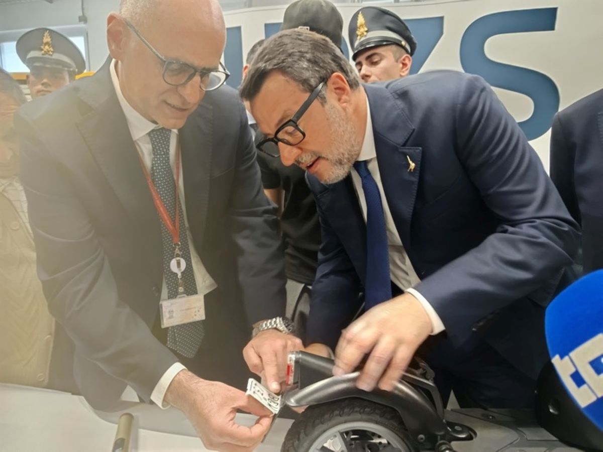 Galleria foto 'Monopattini, Salvini a Foggia per la stampa della prima targa: «Necessaria per sicurezza con casco e assicurazione»' - foto 1