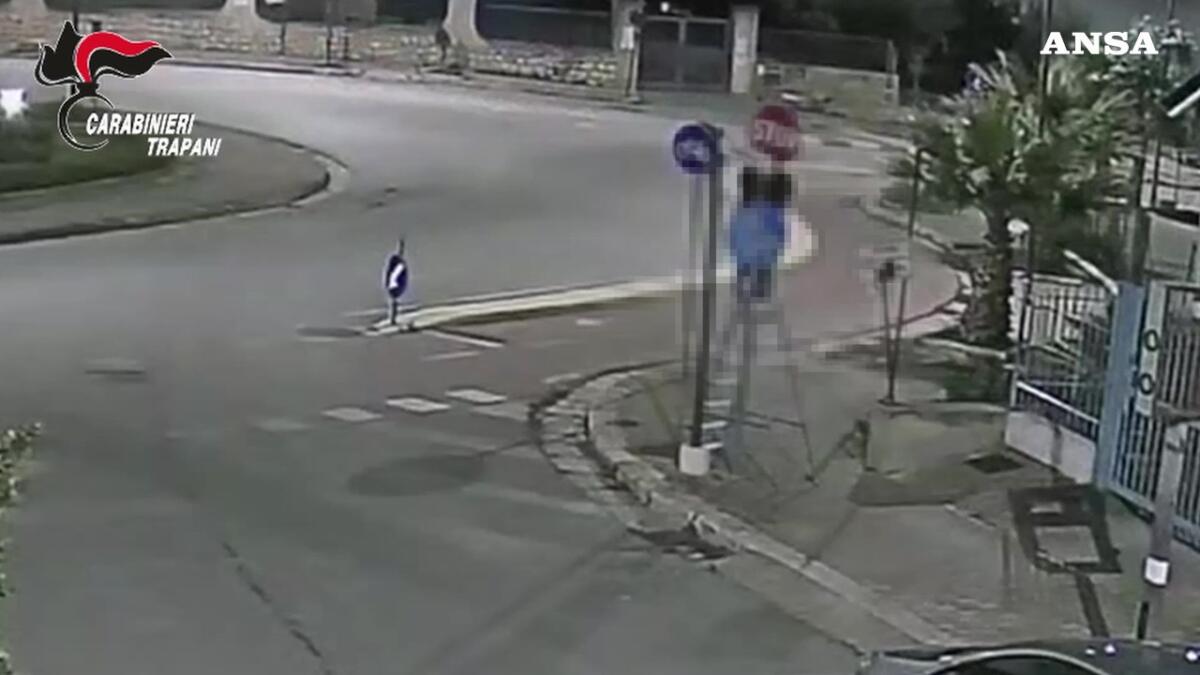 Galleria foto 'Smontava e sostituiva segnali stradali in piena notte, sorpreso dai carabinieri: denunciato un uomo' - foto 1