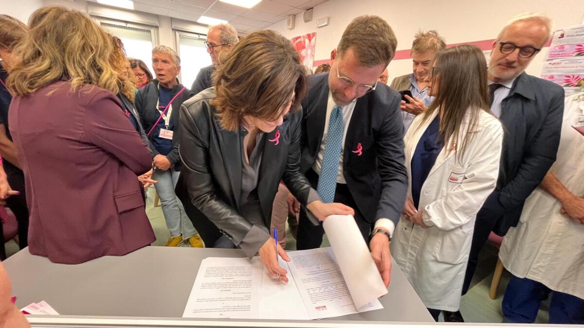 Bari, una nuova sala d’attesa nella Senologia del San Paolo: realizzata in collaborazione con Komen Puglia – FOTO