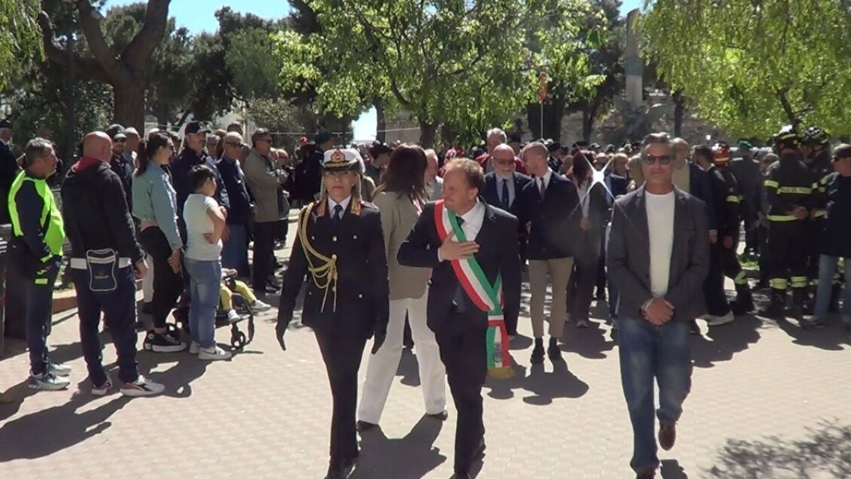 Galleria foto '25 aprile, la banda intona “Bella ciao” e militari in pensione si allontanano: polemiche a Manfredonia' - foto 1