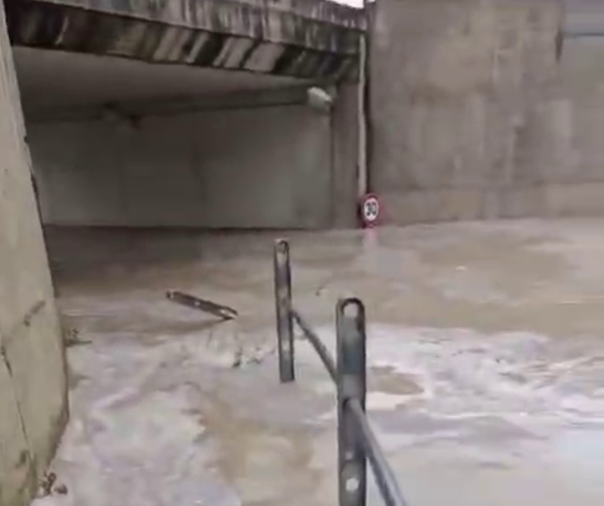 Borgo Incoronata, auto bloccata dall’acqua in un sottopasso: salvato dai Carabinieri Borgo Incoronata, auto bloccata dall’acqua in un sottopasso: salvato dai Carabinieri