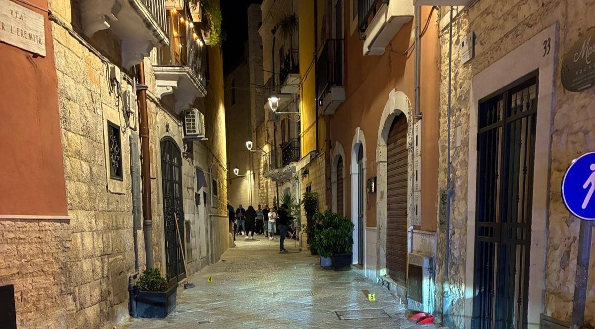 Galleria foto 'Spari a Bari Vecchia, esplosi colpi di pistola e mitraglietta: forse intimidazione a presunti esponenti del clan Strisciuglio' - foto 1