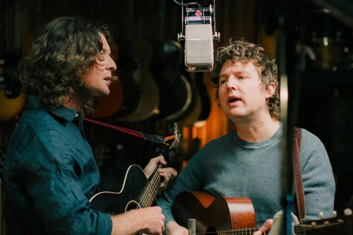 Galleria foto '“Lost Cause Lover Fool”, il nuovo album dei The Milk Carton Kids: due voci nude contro la fine del mondo' - foto 1