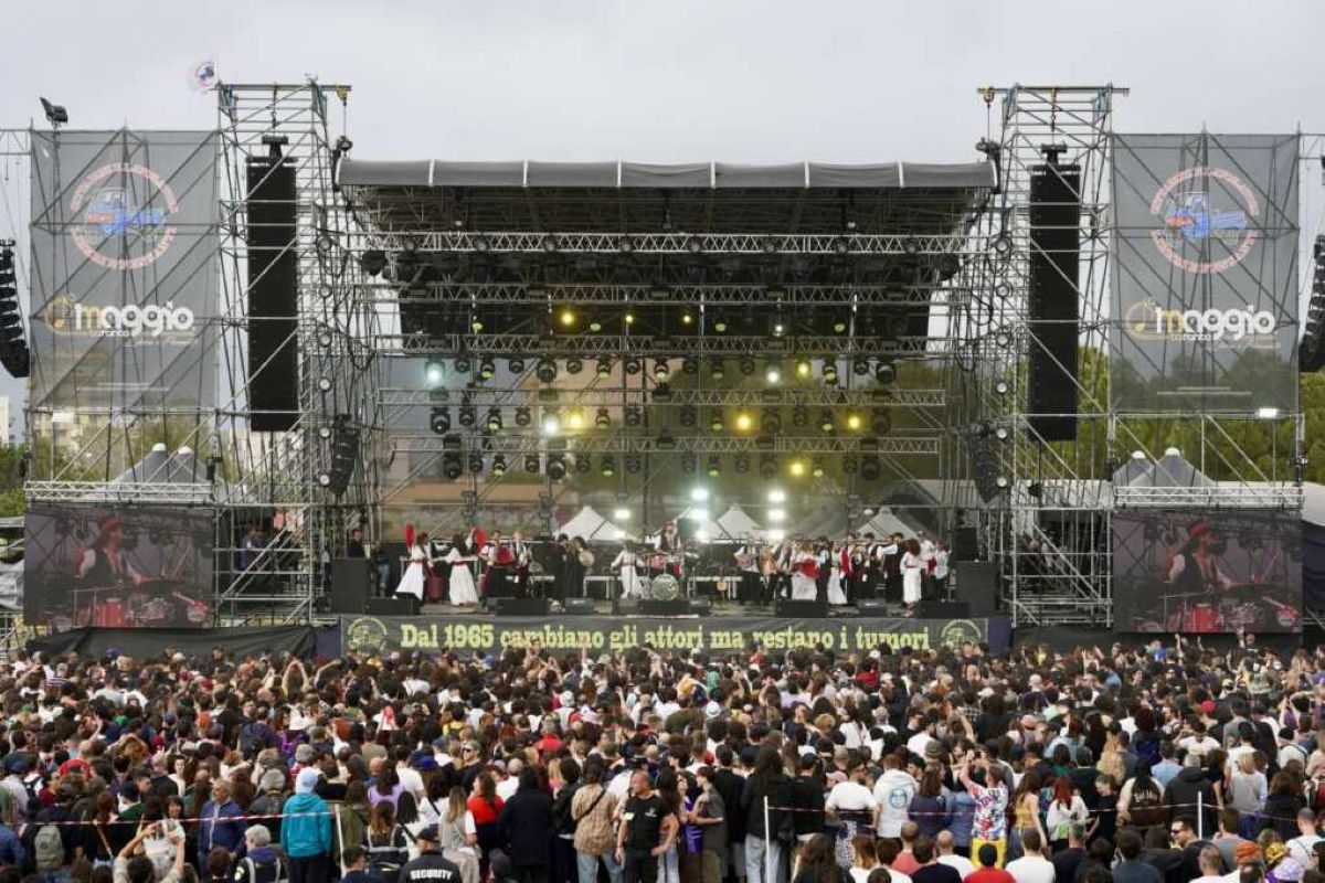 Galleria foto 'Uno Maggio Taranto: sul palco Subsonica, Francesca Albanese e la moglie dell’operaio morto all’ex Ilva' - foto 1