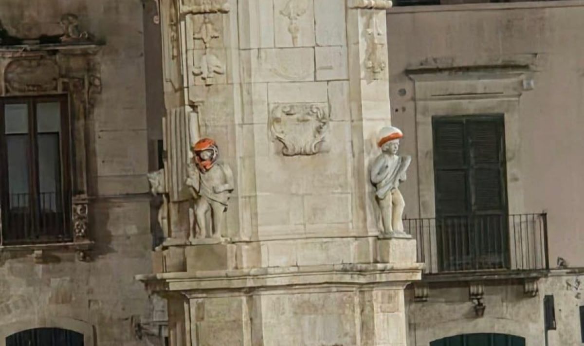 Bitonto, vandali in piazza Cattedrale: caschi contro la facciata della chiesa e sulle teste dei putti dell’obelisco Bitonto, vandali in piazza Cattedrale: caschi contro la facciata della chiesa e sulle teste dei putti dell’obelisco