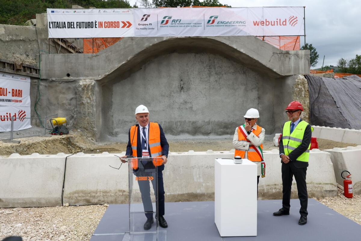 Galleria foto 'Alta Velocità Napoli-Bari, cade l’ultimo diaframma della galleria Rocchetta. Rfi: «Linea pronta nel 2029» – FOTO' - foto 4