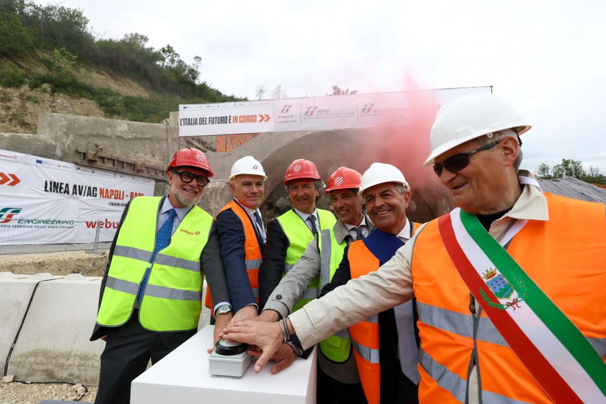 Galleria foto 'Alta Velocità Napoli-Bari, cade l’ultimo diaframma della galleria Rocchetta. Rfi: «Linea pronta nel 2029» – FOTO' - foto 3