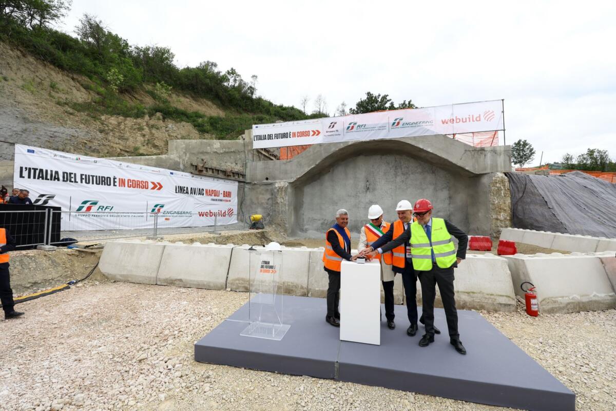 Galleria foto 'Alta Velocità Napoli-Bari, cade l’ultimo diaframma della galleria Rocchetta. Rfi: «Linea pronta nel 2029» – FOTO' - foto 5