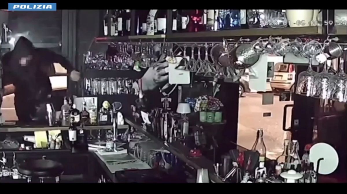 Bari, arrestato un ladro seriale: undici “spaccate” in un solo mese, in carcere un 28enne – VIDEO Bari, arrestato un ladro seriale: undici “spaccate” in un solo mese, in carcere un 28enne – VIDEO