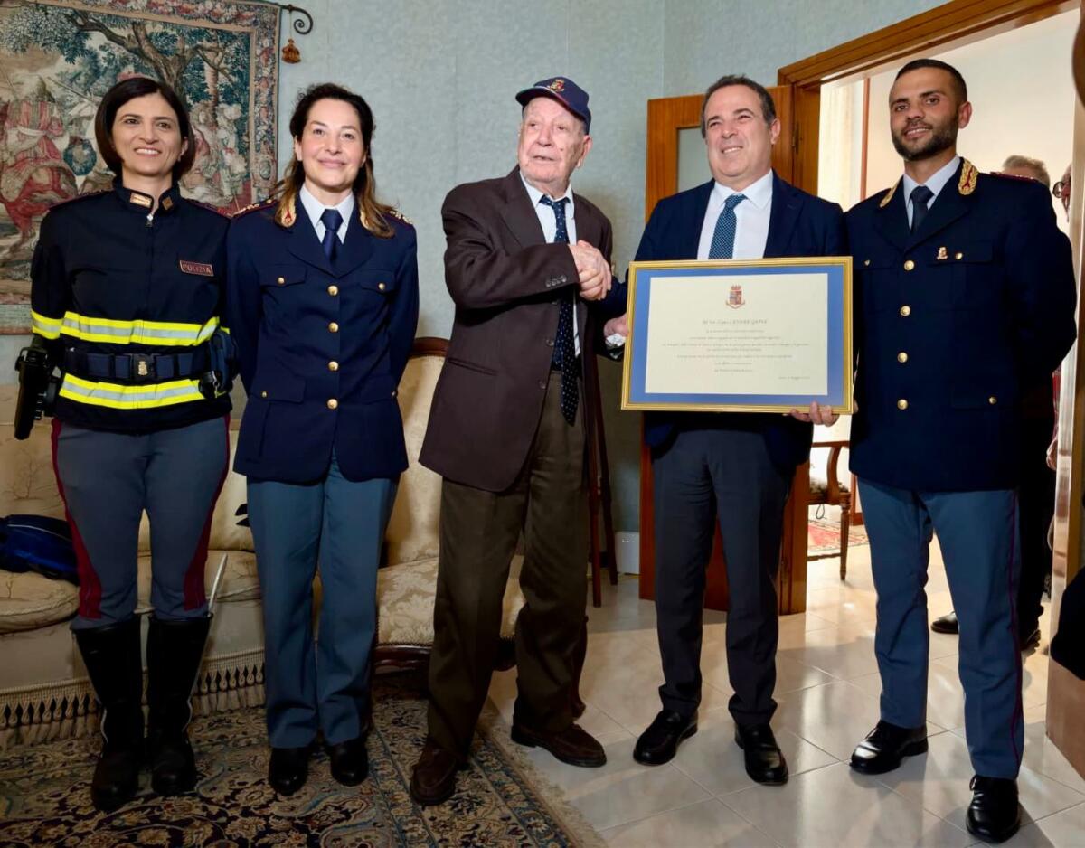 Galleria foto 'Lecce, la Polizia di Stato festeggia il secolo dell’ex agente Cesare Giove: il regalo del Questore Lionetti – FOTO' - foto 2