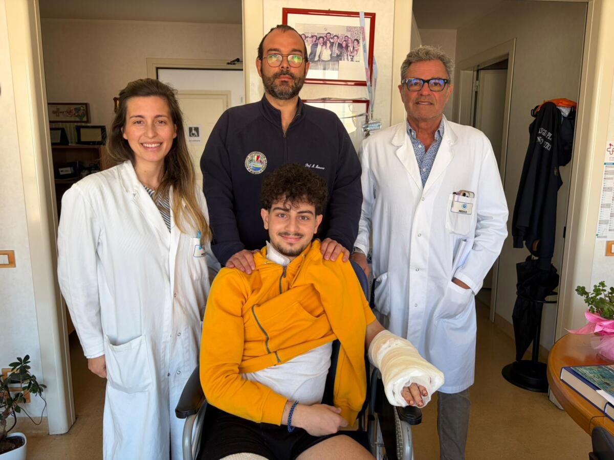 Galleria foto 'Bari, 18enne rischia di perdere la mano dopo un incidente: l’arto salvato con la microchirurgia plastica' - foto 1