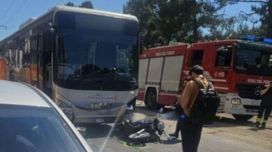 Bari, brutto incidente vicino a Parco 2 Giugno: due motociclisti incastrati sotto un autobus