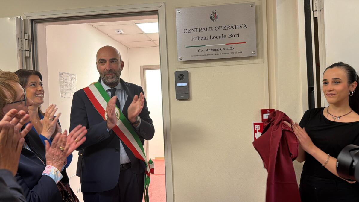 Bari più controllata e sicura: inaugurata la nuova sala operativa in via Aquilino della Polizia Locale – VIDEO Bari più controllata e sicura: inaugurata la nuova sala operativa in via Aquilino della Polizia Locale – VIDEO