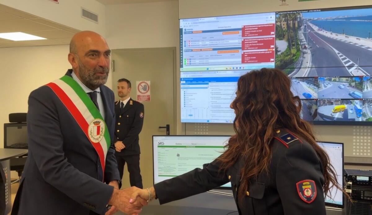Bari più controllata e sicura: inaugurata la nuova sala operativa in via Aquilino della Polizia Locale – VIDEO Bari più controllata e sicura: inaugurata la nuova sala operativa in via Aquilino della Polizia Locale – VIDEO