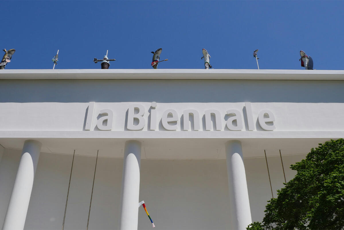 Galleria foto 'Arte e proteste: la Biennale di Venezia nel vortice della polemica per la partecipazione russa' - foto 1