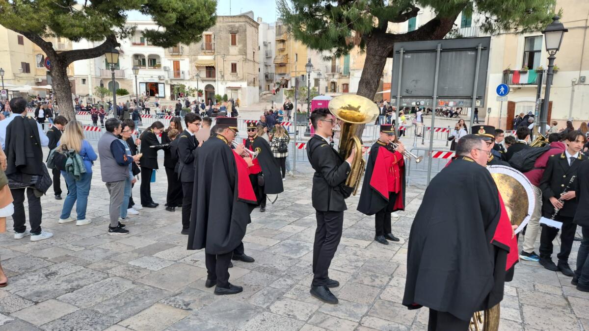 Galleria foto 'Bari abbraccia San Nicola: al via il Corteo Storico tra rievocazione e la magia della danza aerea – VIDEO' - foto 8