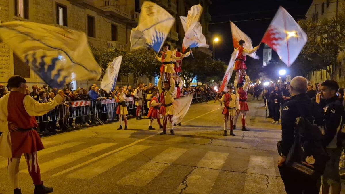 Galleria foto 'Bari abbraccia San Nicola: al via il Corteo Storico tra rievocazione e la magia della danza aerea – VIDEO' - foto 7