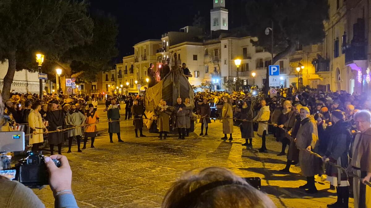 Galleria foto 'Bari abbraccia San Nicola: al via il Corteo Storico tra rievocazione e la magia della danza aerea – VIDEO' - foto 6