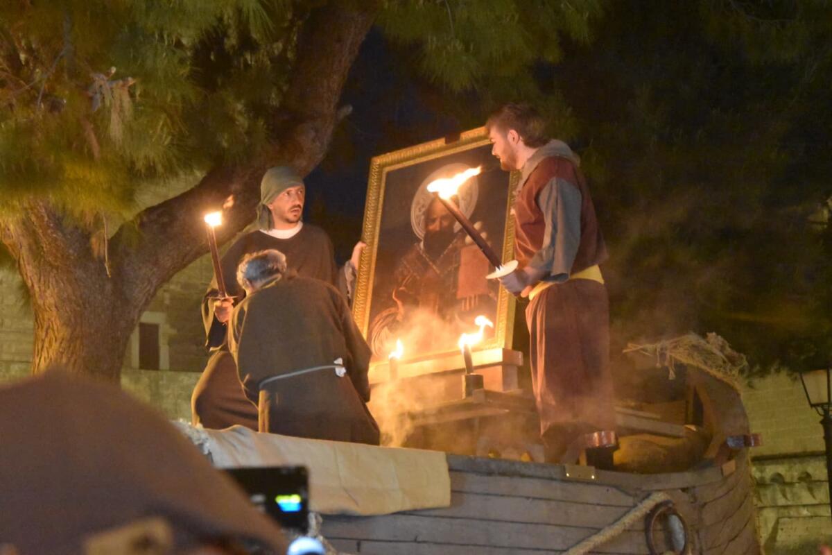 Galleria foto 'Bari abbraccia San Nicola: al via il Corteo Storico tra rievocazione e la magia della danza aerea – VIDEO' - foto 2