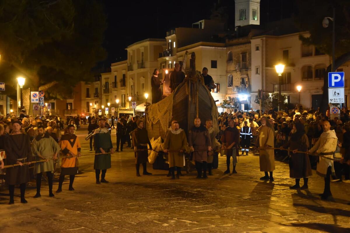 Galleria foto 'Bari abbraccia San Nicola: al via il Corteo Storico tra rievocazione e la magia della danza aerea – VIDEO' - foto 4