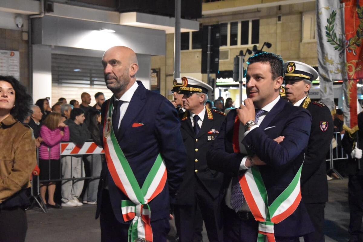 Galleria foto 'Bari abbraccia San Nicola: al via il Corteo Storico tra rievocazione e la magia della danza aerea – VIDEO' - foto 3