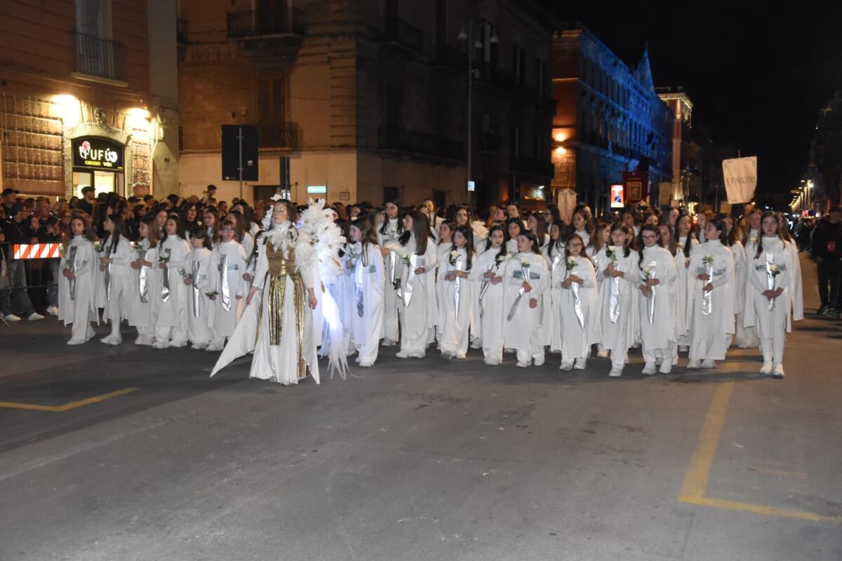 Galleria foto 'Bari abbraccia San Nicola: al via il Corteo Storico tra rievocazione e la magia della danza aerea – VIDEO' - foto 1