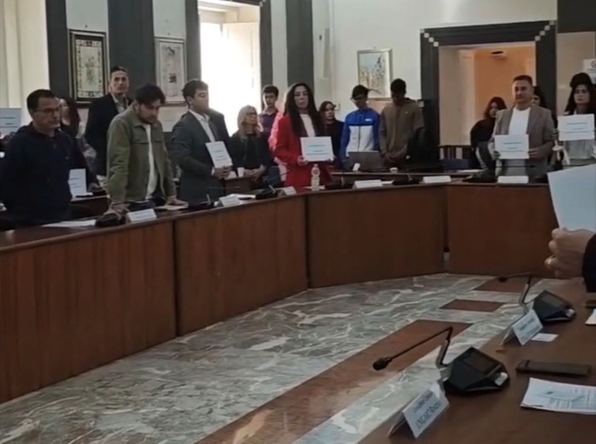 Omicidio Sako, Taranto contro il razzismo: minuto di silenzio e solidarietà delle istituzioni in Consiglio comunale Omicidio Sako, Taranto contro il razzismo: minuto di silenzio e solidarietà delle istituzioni in Consiglio comunale