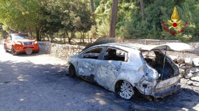 Paura a Cisternino, auto in fiamme in via Monti Cutetto: salvo il conducente