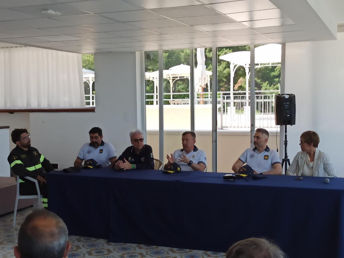 Gargano, maxi-esercitazione antincendio: oltre 150 persone evacuate via mare – VIDEO Gargano, maxi-esercitazione antincendio: oltre 150 persone evacuate via mare – VIDEO