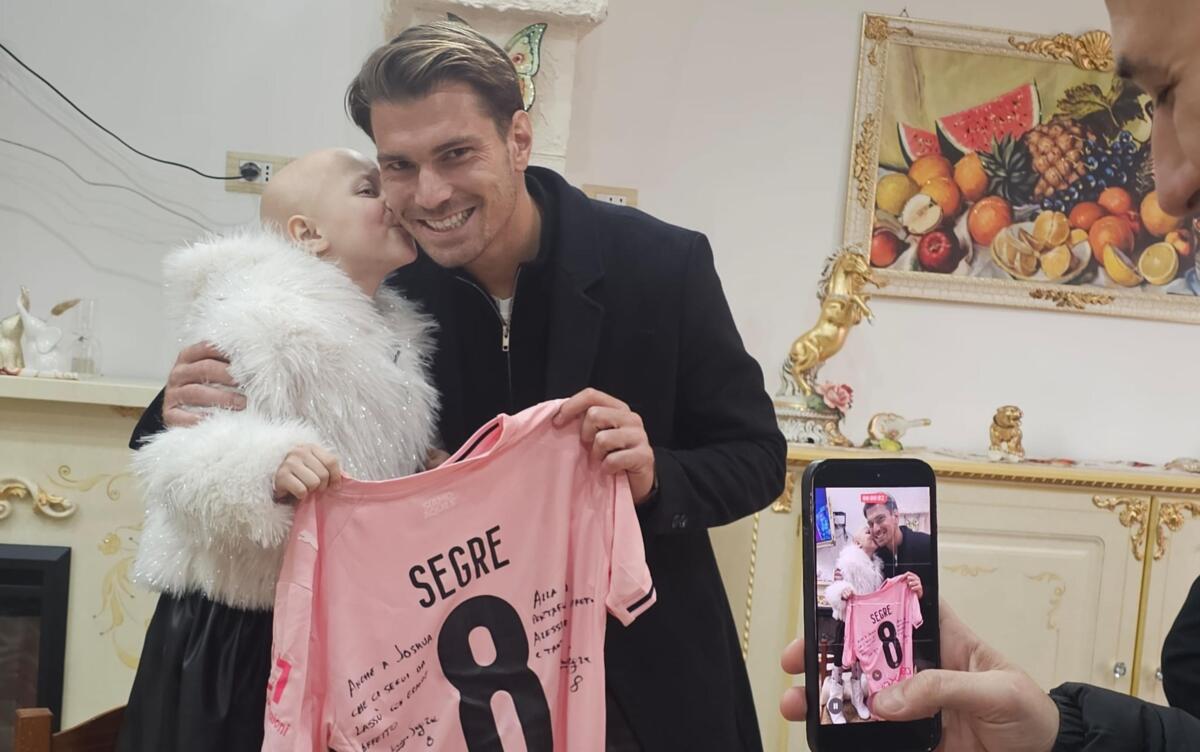 Galleria foto 'Addio ad Alessia La Rosa, “la guerriera” tifosissima del Palermo è morta a 8 anni: era simbolo di solidarietà' - foto 1