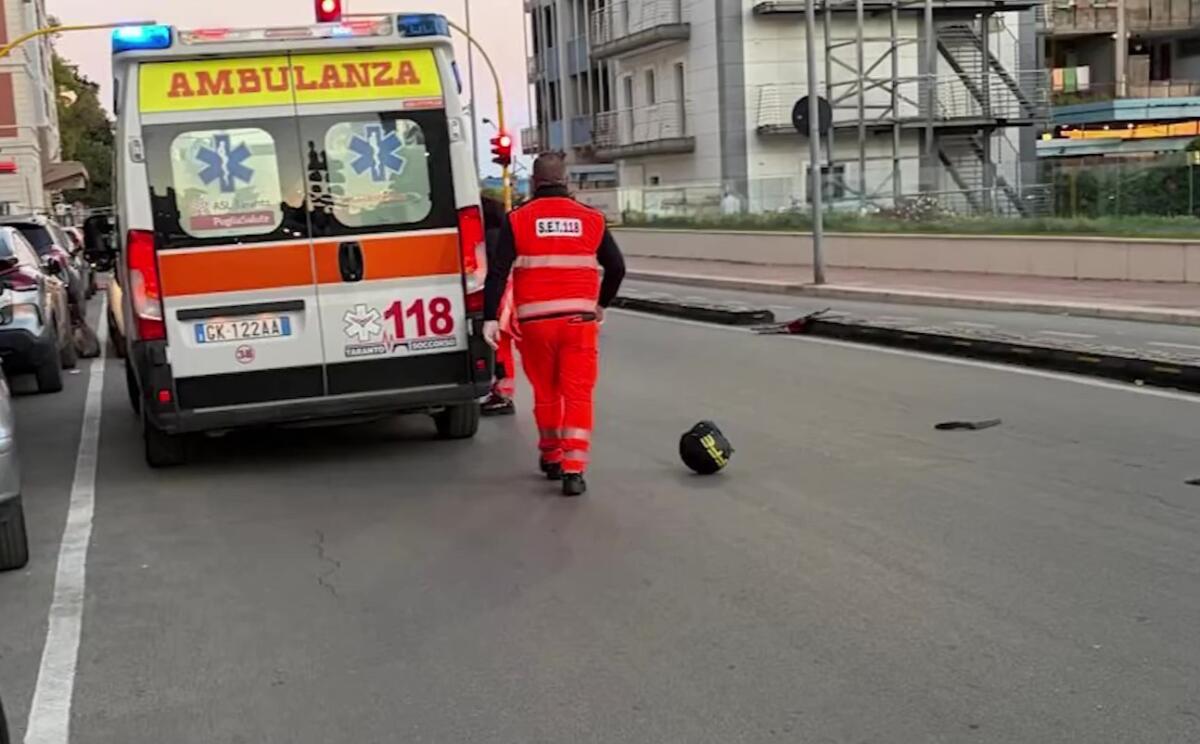 Taranto, investono un 15enne con lo scooter e fuggono: rintracciati due minorenni. Il ferito in ospedale Taranto, investono un 15enne con lo scooter e fuggono: rintracciati due minorenni. Il ferito in ospedale