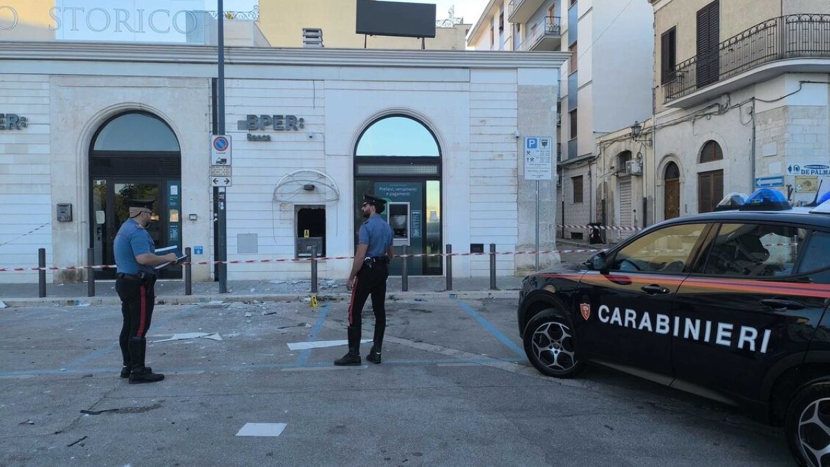 Manfredonia, assalto al bancomat all’alba: ingenti i danni, banditi in fuga a mani vuote Manfredonia, assalto al bancomat all’alba: ingenti i danni, banditi in fuga a mani vuote