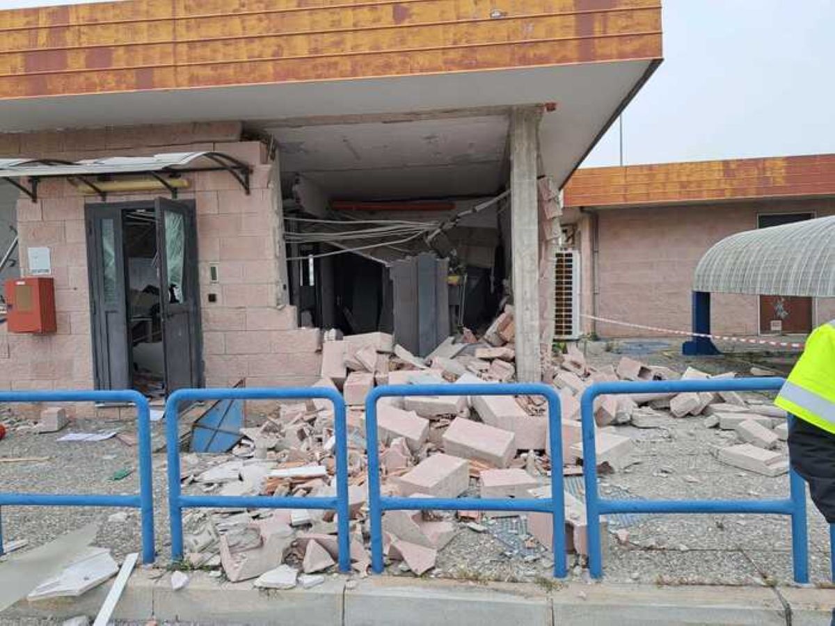 Galleria foto 'Cerignola, assalto al casello dell’autostrada A14: esplode un edificio che contiene le casseforti – VIDEO' - foto 1