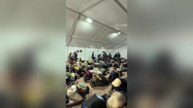 Flotilla, attivisti bendati e in ginocchio ad Ashdod. Ben Gvir li deride: «Benvenuti, siamo i padroni di casa» – VIDEO