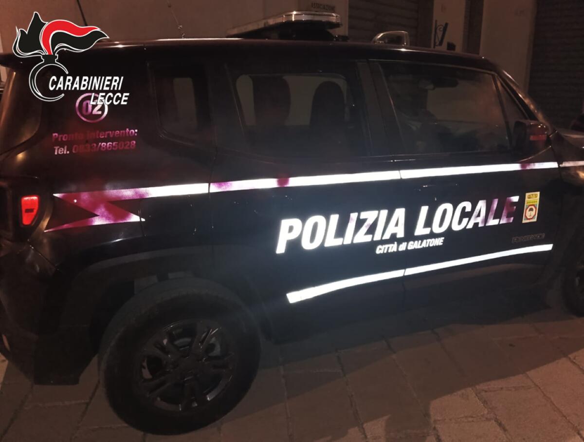 Galleria foto 'Galatone, caos alla festa patronale: aggredisce gli agenti della polizia locale e imbratta le auto, arrestato' - foto 1