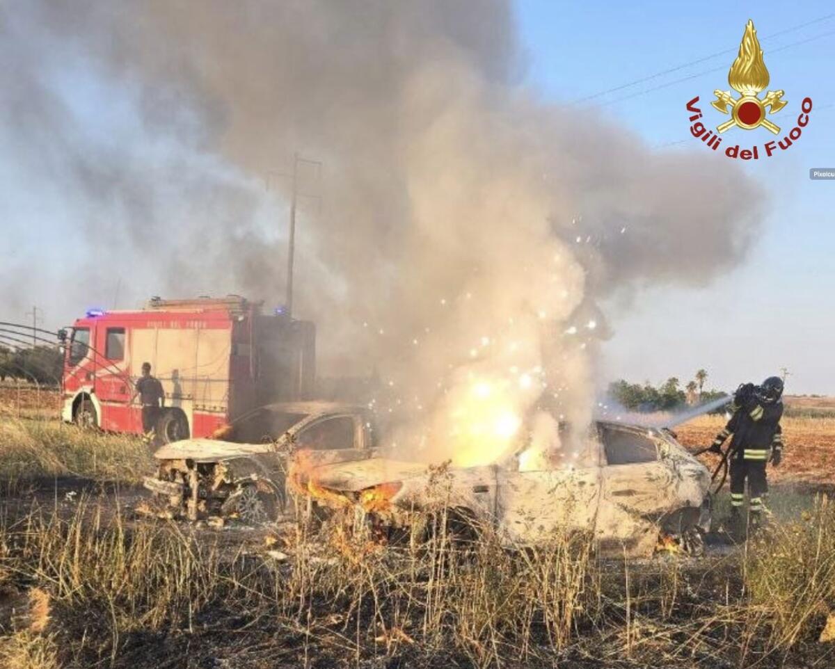 Due auto rubate sono state incendiate nelle campagne di Collepasso, indagano i carabinieri Due auto rubate sono state incendiate nelle campagne di Collepasso, indagano i carabinieri