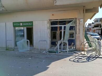 Orta Nova, bomba sventra la filiale di Intesa Sanpaolo: esplosi 3 Atm. Il sindaco: «Stato intervenga»