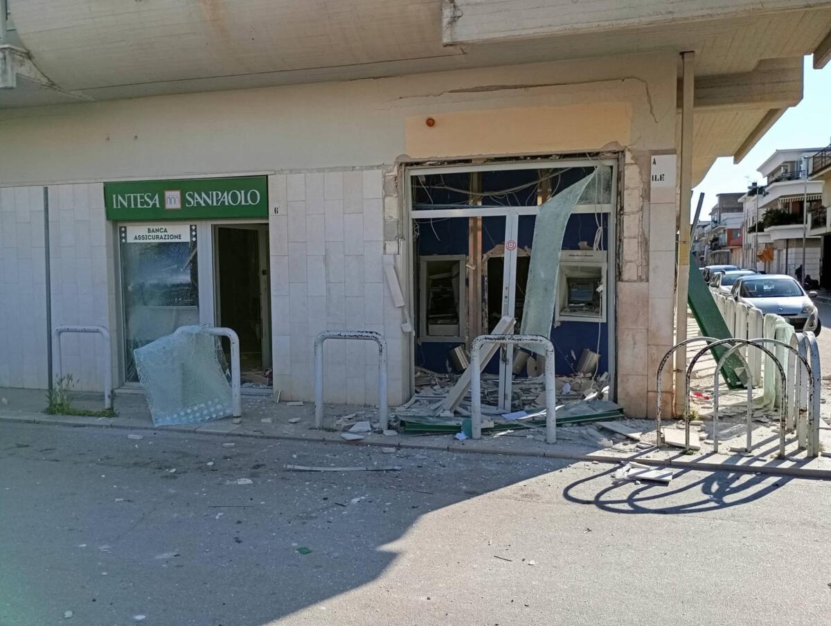 Orta Nova, bomba sventra la filiale di Intesa Sanpaolo: esplosi 3 Atm. Il sindaco: «Stato intervenga» Orta Nova, bomba sventra la filiale di Intesa Sanpaolo: esplosi 3 Atm. Il sindaco: «Stato intervenga»