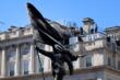 L’uomo con la bandiera sul volto, l’ultima provocazione di Banksy è una sfida all’imperialismo
