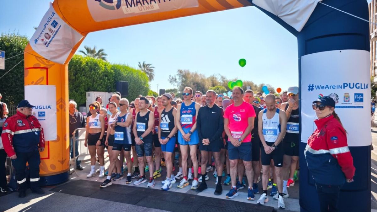 Galleria foto 'Bari Med Marathon, in duemila da 34 Paesi ai nastri di partenza: un minuto di silenzio per Alex Zanardi' - foto 1