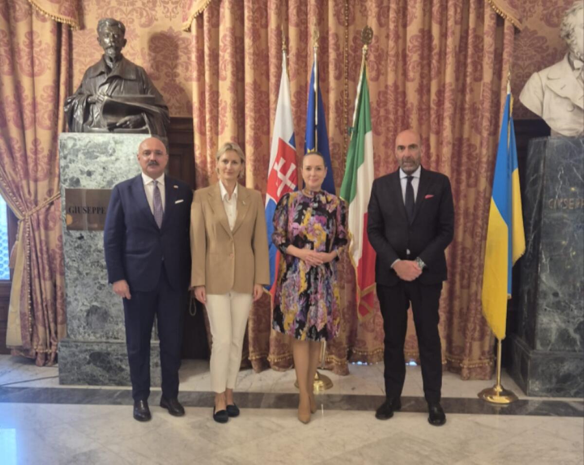 Galleria foto 'Bari-Slovacchia, asse nel nome di San Nicola: il sindaco Leccese riceve l’ambasciatrice Wursterová' - foto 1