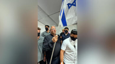 Flotilla, attivisti inginocchiati e derisi: Tajani convoca l’ambasciatore di Israele. Il Pd: «Qual è il limite?»